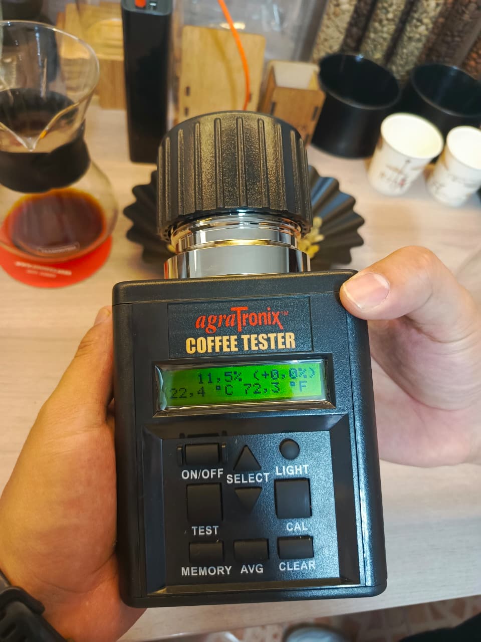 Medidor de humedad Agratronix evaluando café verde